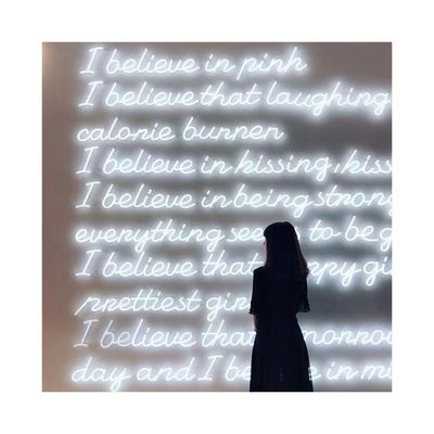 Neon-Lichtzeichen im zeitgenössischen Stil Custom Logo für auffällige Räume