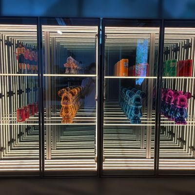 2024 Hochhelligkeits-LED-Lichtglas Infinity-Spiegel-Display-Schrank für Wohnzimmer
