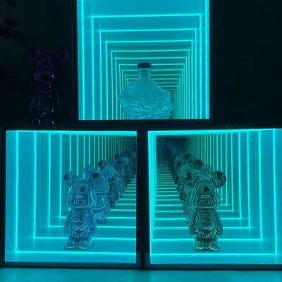Anpassbares lila Lego-Weinregal mit LED-Streifenlicht und Infinity-Display-Schrank