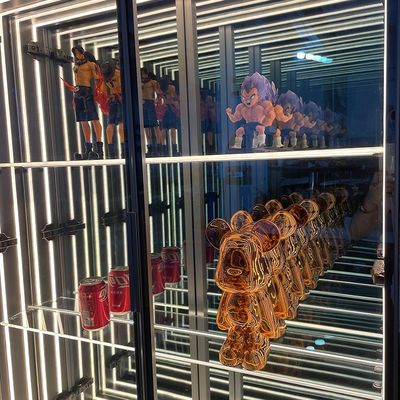 Erhöhen Sie Ihr Wohnzimmer mit modischen Glas Tür LED Infinity Spiegel Wein Schrank