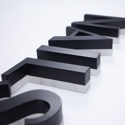 Schild aus Edelstahl mit Acryl-LED-Lichtschriftzeichen in individueller Farbe