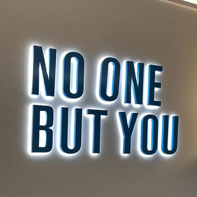 Akryl offenes Schild Leuchtbare Schienenzeichen mit LED-Glühlampen Lichtquelle Hintergrundbeleuchtung Buchstaben