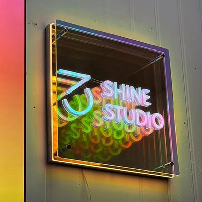 Anpassbare Farben 3D LED Infinity-Effekt Spiegellicht Neonschild mit Glasmaterial
