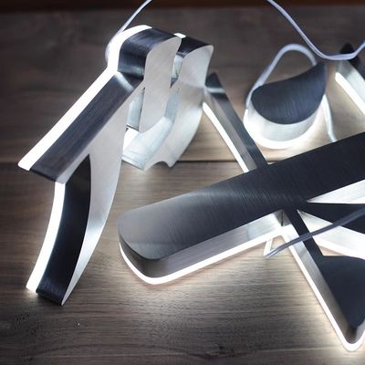 Akryl offenes Schild Leuchtbare Schienenzeichen mit LED-Glühlampen Lichtquelle Hintergrundbeleuchtung Buchstaben