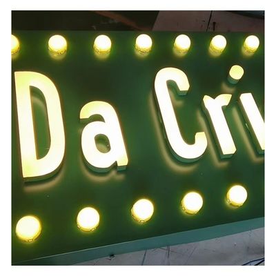 Innen- und Außenwerbeanzeige mit LED-Marquee-Buchstaben und Retro-Metallschild