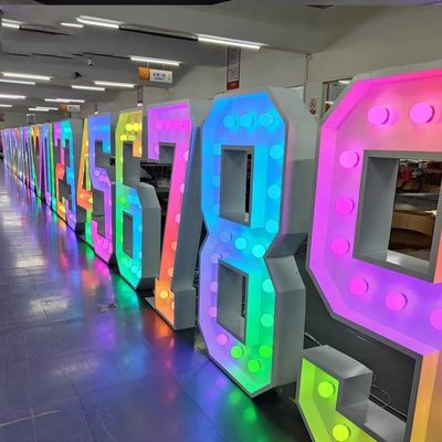 Gleichstromversorgung Beleuchtete LED-Neonspiegel für digitale Werbeflächen im Freien